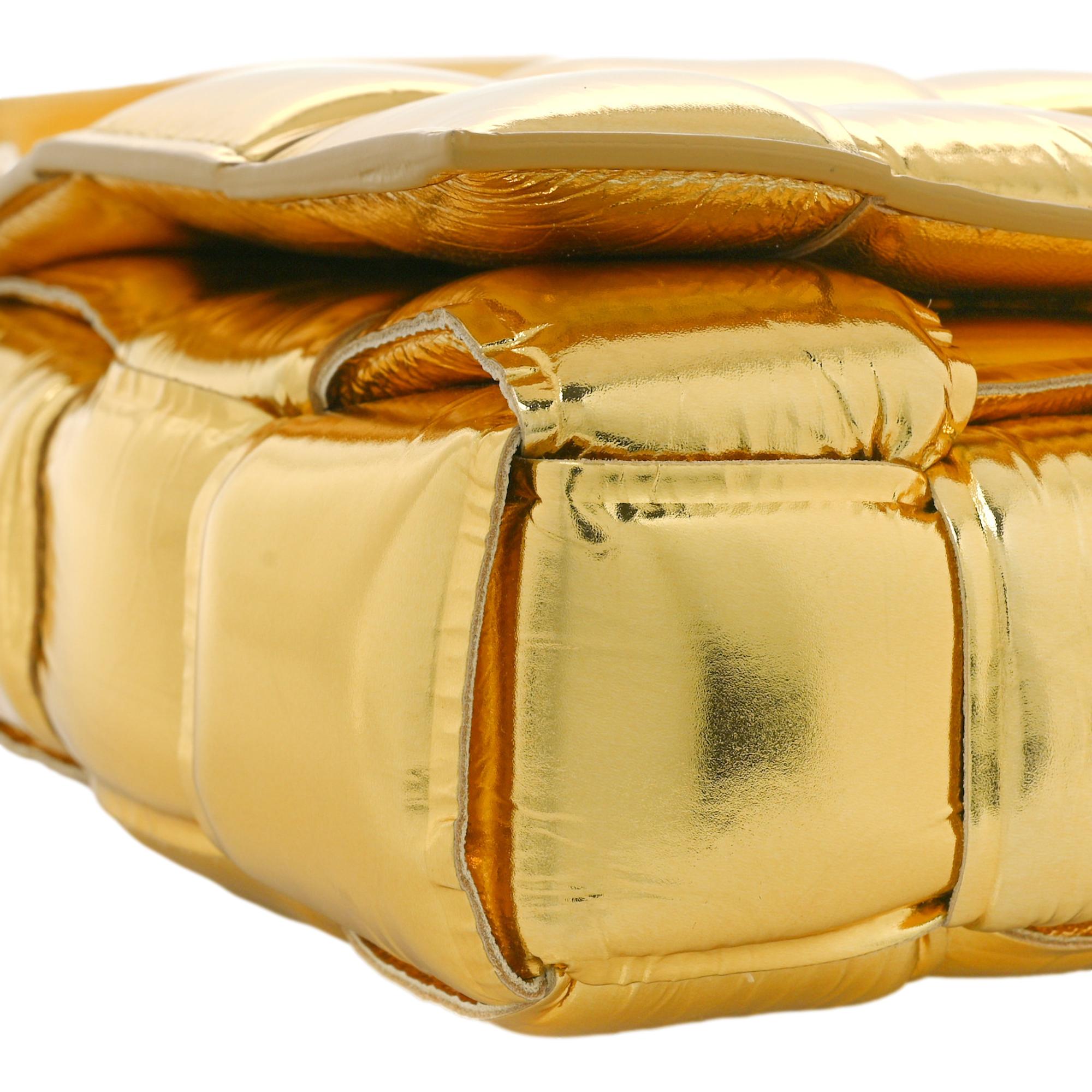 Сумка через плечо Bottega Veneta с мягкой подкладкой Cassette из кожи ягненка цвета металлик и золотистого цвета