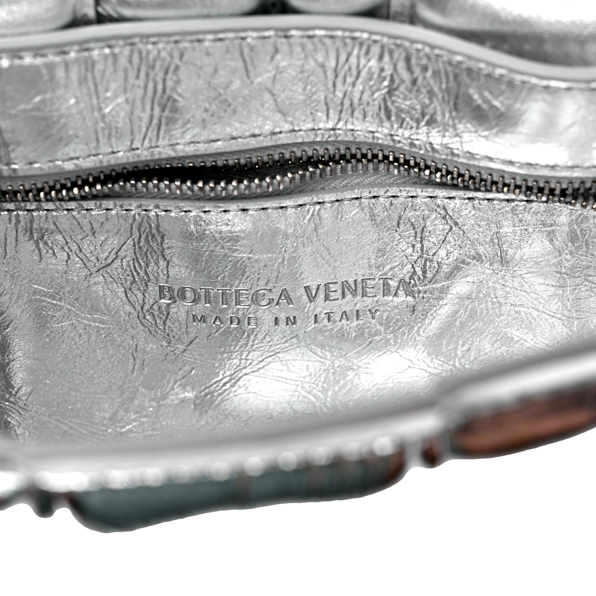Сумка через плечо Bottega Veneta Cassette из кожи ягненка серебристого цвета с мягкой подкладкой