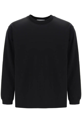 Closed long-sleeved t-shirt