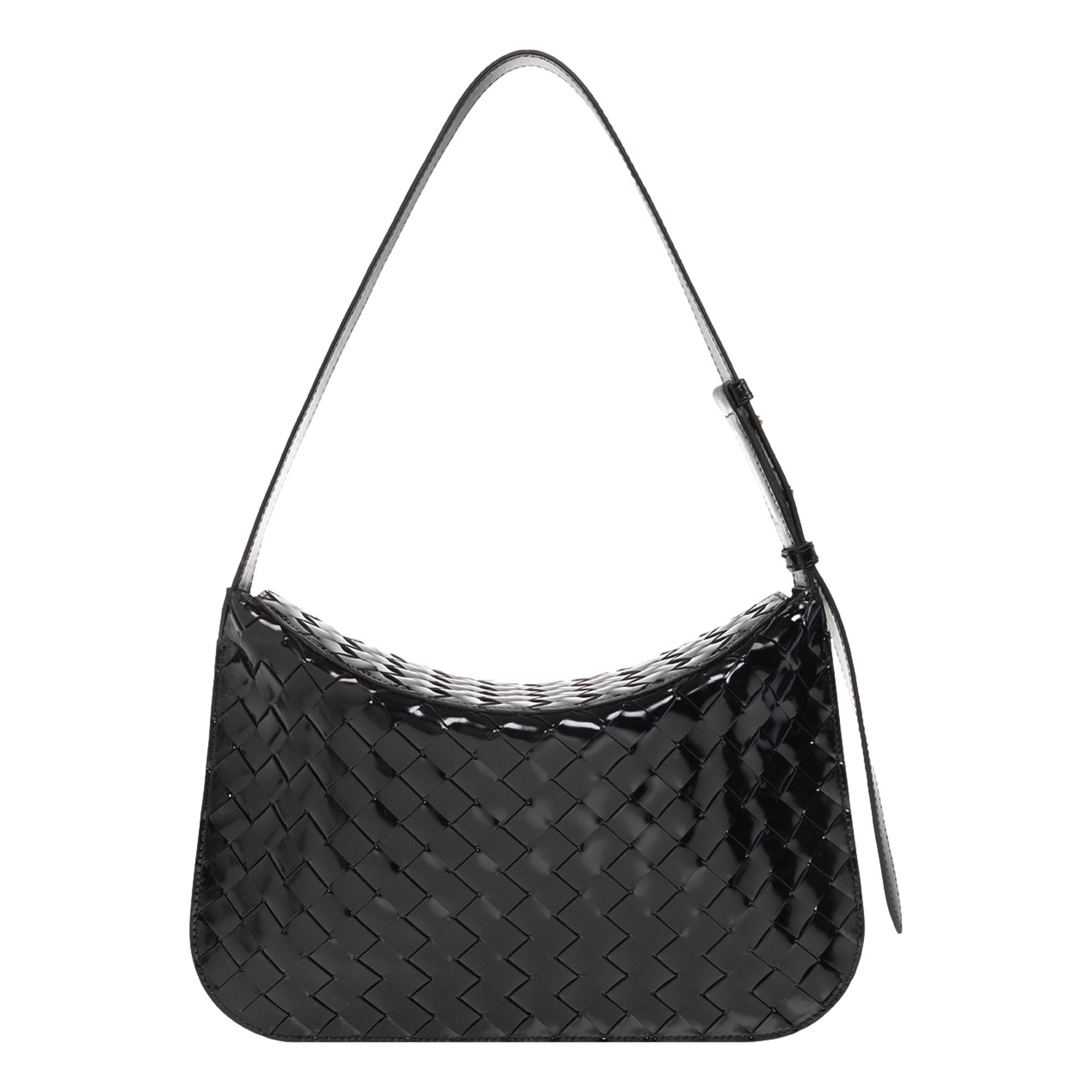 Маленькая сумка через плечо Bottega Veneta Intrecciato из лакированной кожи черного цвета с клапаном