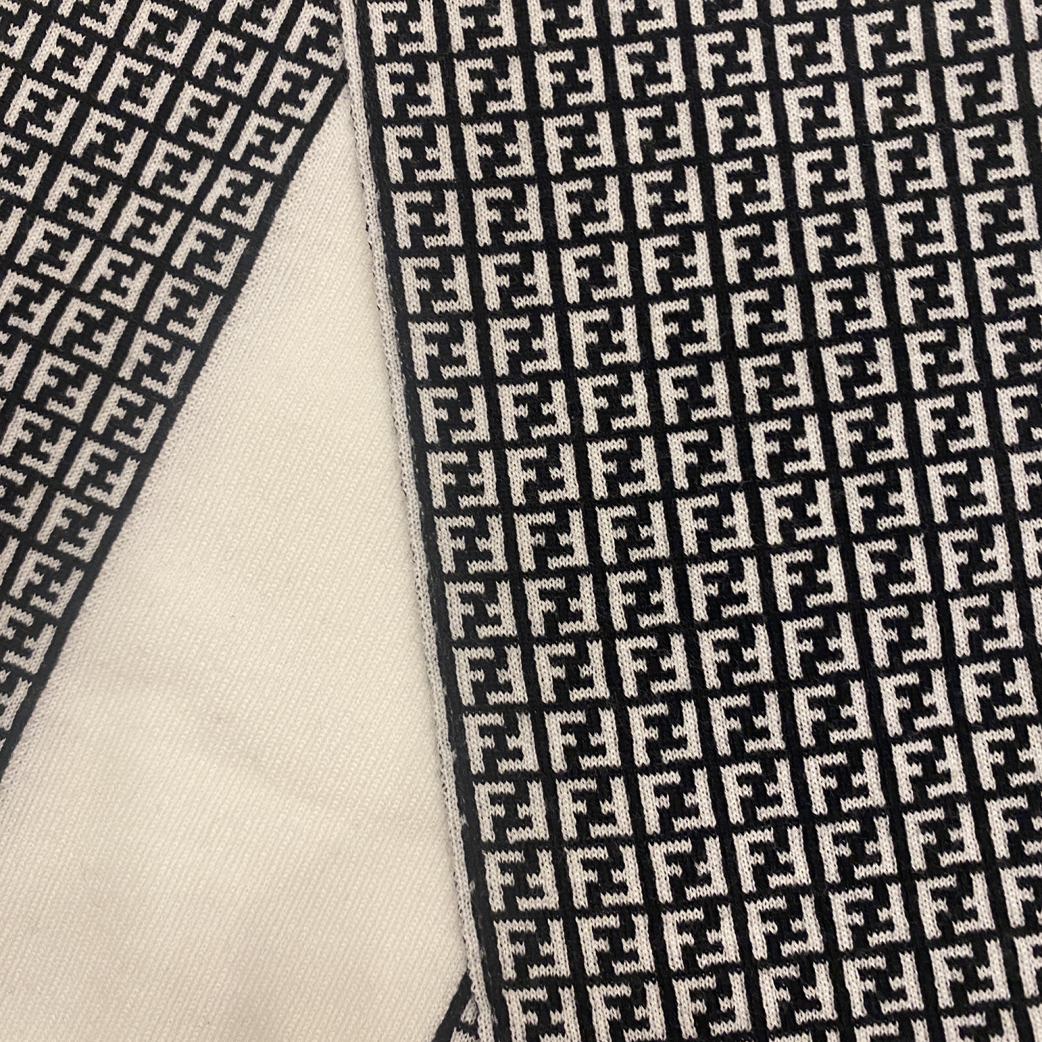 Fendi FF Print Nero and Bianco Knitted Wool Scarf